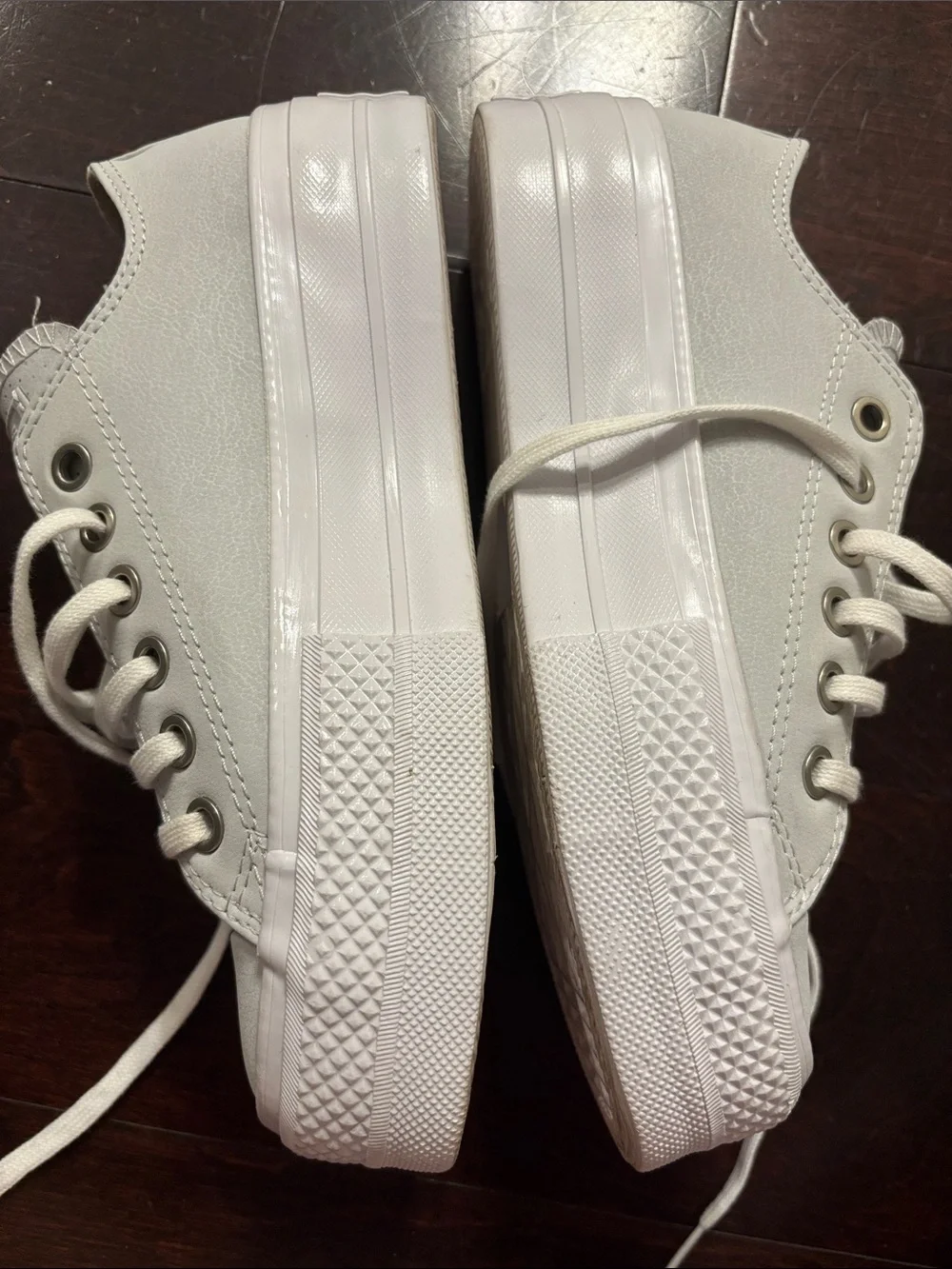 Women’s Converse Low Top Sneakers in Light Gray